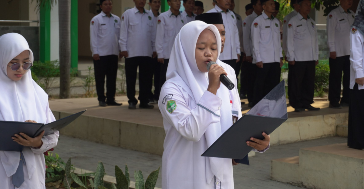 Upacara Perdana Tahun Ajaran 2026/2027, Kelas X Resmi Kenakan Seragam MAN 3 Cirebon